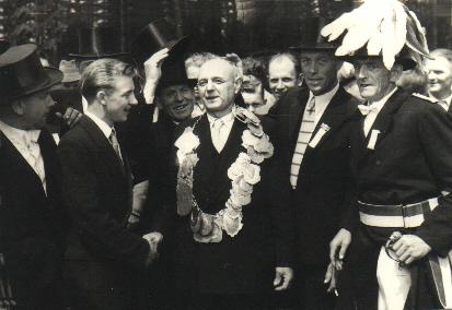 1957_Vogelst 1.jpg - v.l.: Huber Beeke, Josef Sandscheper, August Lanfer, "König Franz Koller" Heinz Wantia, Anton Schlüter.